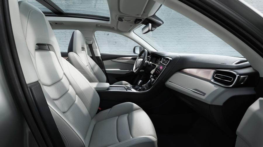 Интерьер LYNK&Co 01 Sport (CX11) 2016 года  (фото 15 из 18)